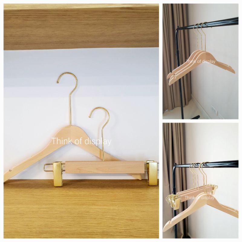 ไม้แขวนเสื้อและไม้หนีบกางเกงไม้ สีธรรมชาติไม่เคลือบเงา ตะขอกลมยาวสีทอง สำหรับผู้ใหญ่