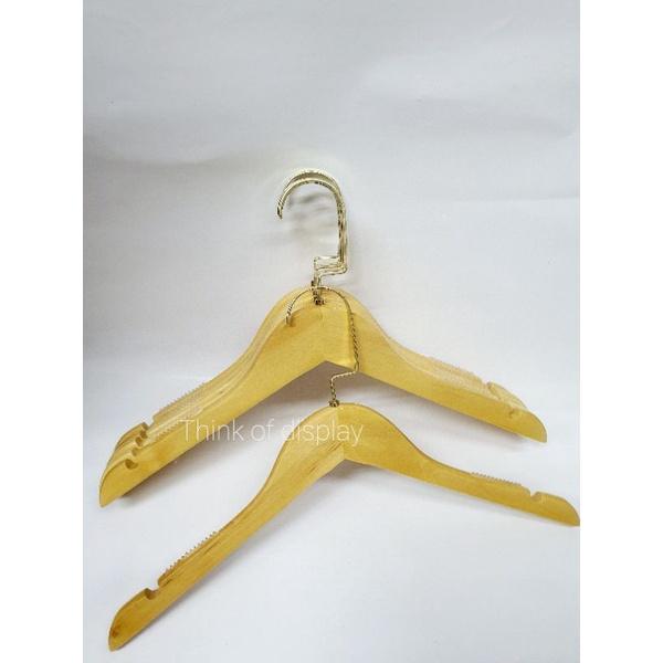 ไม้แขวนเสื้อไม้แท้  ไม้แขวนไม้ สีธรรมชาติเคลือบเงา ตะขอยาว/ตะขอคอ C สีทอง - thumbnail 2