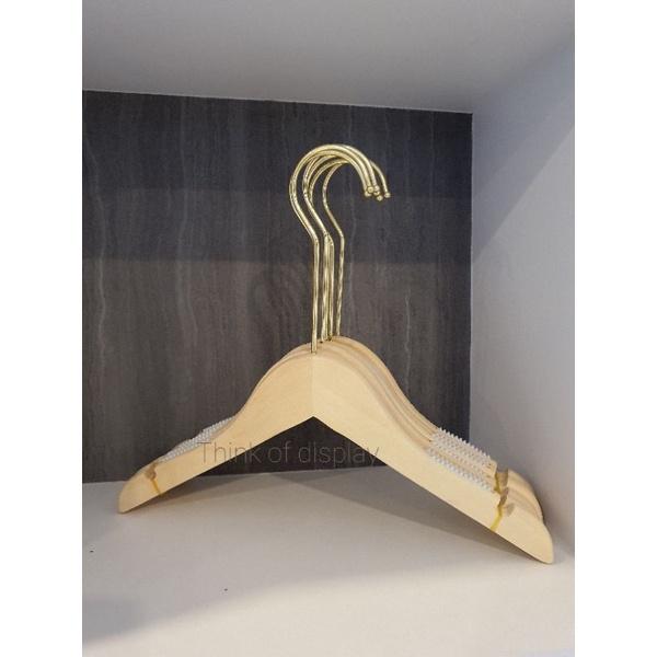 ไม้แขวนเสื้อและไม้หนีบกางเกงเด็ก ไม้แท้  สีธรรมชาติ ไม่เคลือบเงา ตะขอยาวสีทอง แพ็คละ 6อัน /12อัน - thumbnail 9