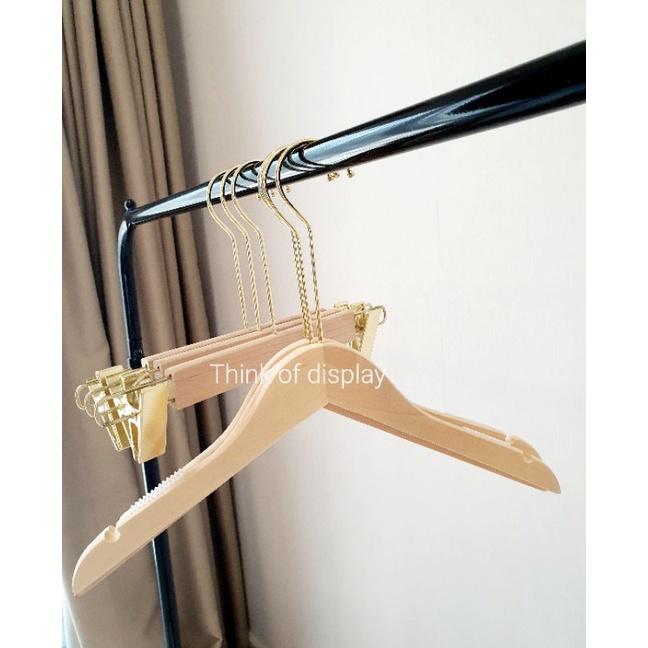 ไม้แขวนเสื้อและไม้หนีบกางเกงไม้ สีธรรมชาติไม่เคลือบเงา ตะขอกลมยาวสีทอง สำหรับผู้ใหญ่ - thumbnail 5