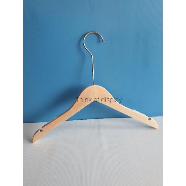 ไม้แขวนไม้แท้ ไม้หนีบกางเกง สีธรรมชาติไม่เคลือบเงา ตะขอยาวสีบรอนซ์เงิน แพ็ค 6 อันและแพ็ค 12 อัน - thumbnail 5