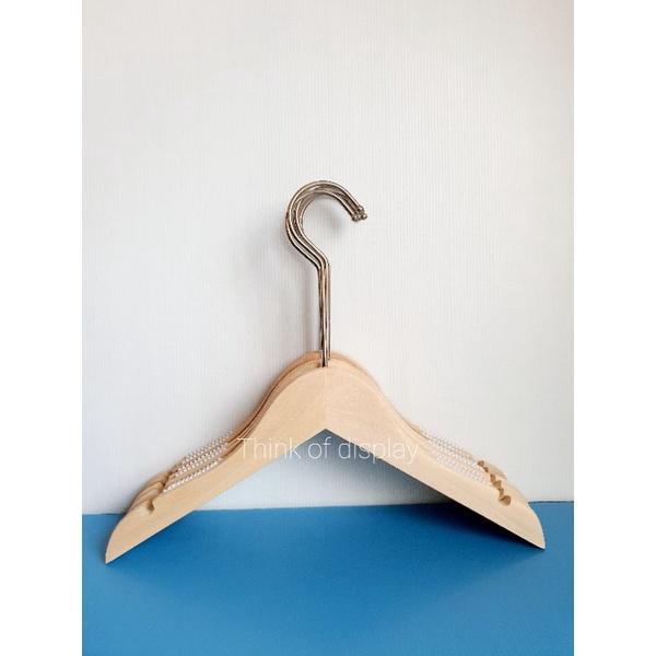 ไม้แขวนเสื้อและไม้หนีบกางเกงเด็กไม้แท้  สีธรรมชาติไม่เคลือบเงา ตะขอสีบรอนซ์เงิน (แพ็คละ 6 อัน/12 อัน) - thumbnail 5