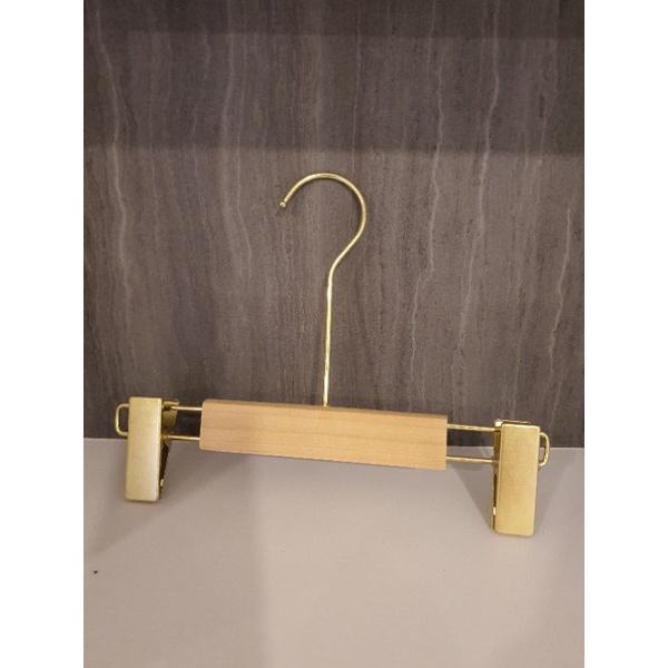 ไม้แขวนเสื้อและไม้หนีบกางเกงเด็ก ไม้แท้  สีธรรมชาติ ไม่เคลือบเงา ตะขอยาวสีทอง แพ็คละ 6อัน /12อัน - thumbnail 6