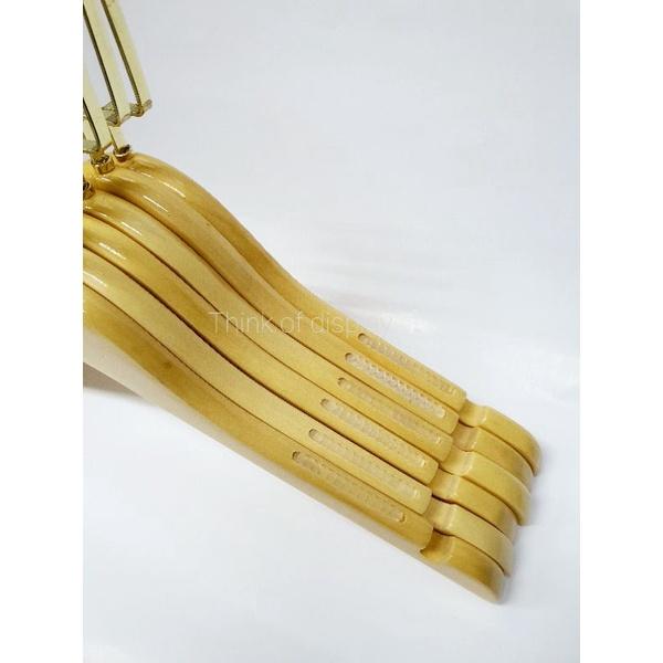ไม้แขวนเสื้อไม้แท้  ไม้แขวนไม้ สีธรรมชาติเคลือบเงา ตะขอยาว/ตะขอคอ C สีทอง - thumbnail 6