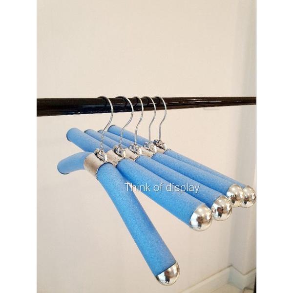 ไม้แขวนเสื้อเด็กโฟม ดัดได้ แพ็คละ 12 ชิ้น - thumbnail 3