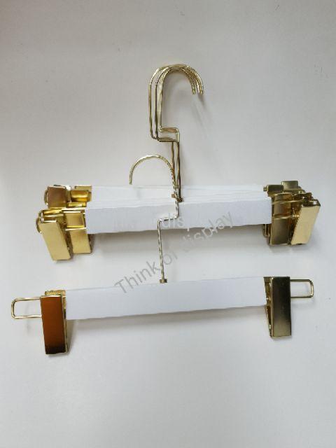 ไม้แขวนกางเกงไม้แท้สีขาว ตะขอคอ C สีทอง แพ็คละ 6 อัน แพ็คละ 12 อัน - thumbnail 3