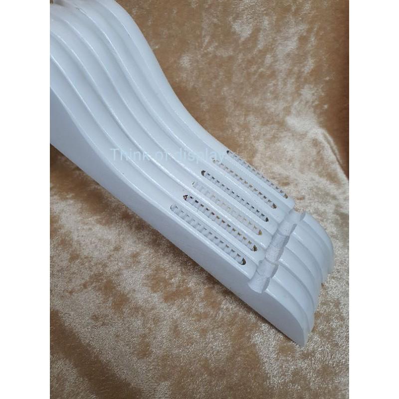 ไม้แขวนเสื้อไม้สีขาว ตะขอคอซีสีโรสโกลด์ แบบแพ็ค 6 อัน/แพ็ค 12 อัน - thumbnail 7