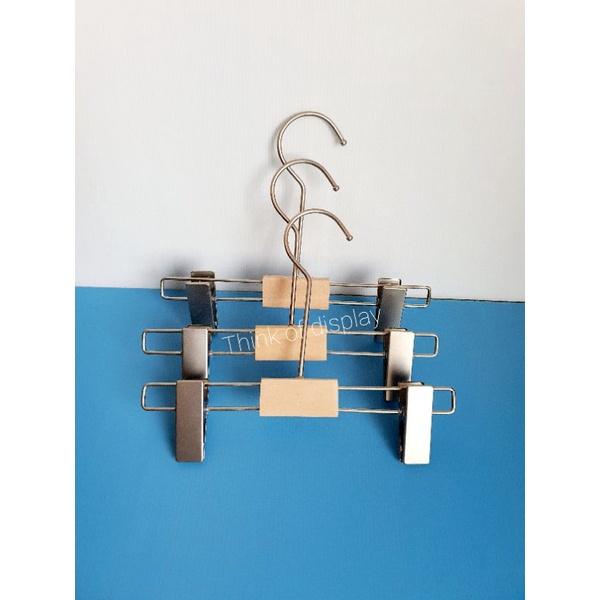 ไม้แขวนเสื้อและไม้หนีบกางเกงเด็กไม้แท้  สีธรรมชาติไม่เคลือบเงา ตะขอสีบรอนซ์เงิน (แพ็คละ 6 อัน/12 อัน) - thumbnail 8