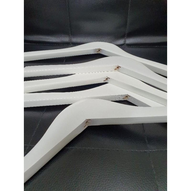 ไม้แขวนเสื้อไม้แท้สีขาว ตะขอยาวสีทองไม้แขวนเสื้อไม้ รุ่น WH003W แพ็คละ 6 อัน / แพ็คละ 12 อัน - thumbnail 6