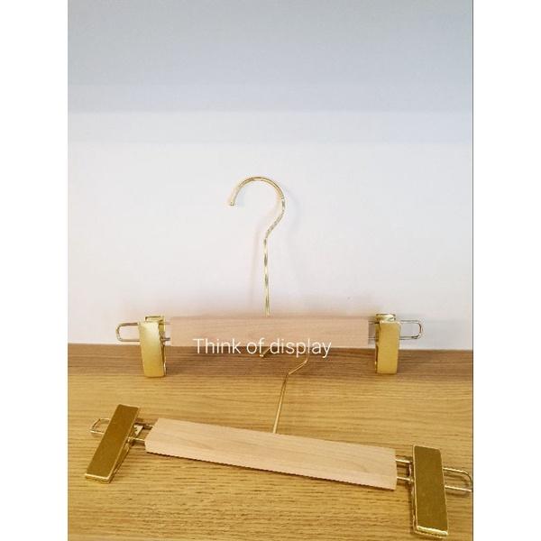 ไม้แขวนเสื้อและไม้หนีบกางเกงไม้ สีธรรมชาติไม่เคลือบเงา ตะขอกลมยาวสีทอง สำหรับผู้ใหญ่ - thumbnail 3