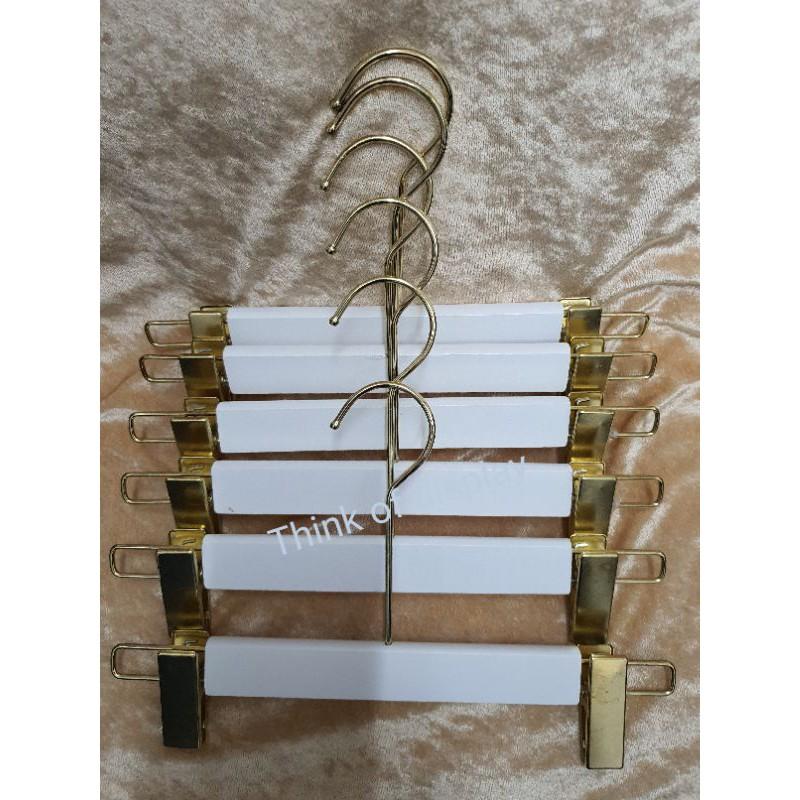 ไม้แขวนกางเกง ไม้หนีบไม้เคลือบสีขาว กระโปรง ตะขอยาวสีทอง HWC - thumbnail 7