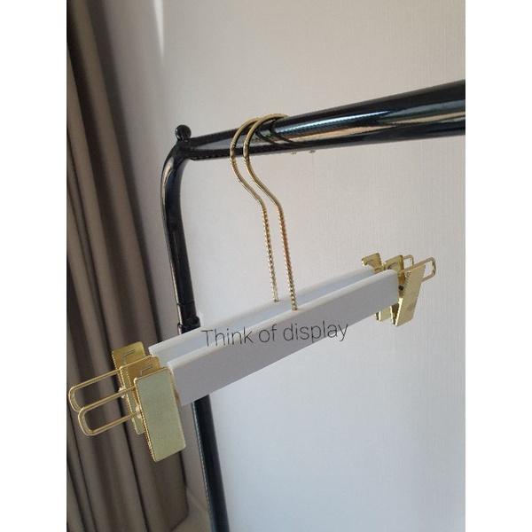 ไม้แขวนเสื้อไม้แท้ ไม้หนีบกางเกงไม้แท้เคลือบสีขาว ตะขอยาวสีทอง แพ็ค 6อัน/แพ็ค 12 อัน - thumbnail 6