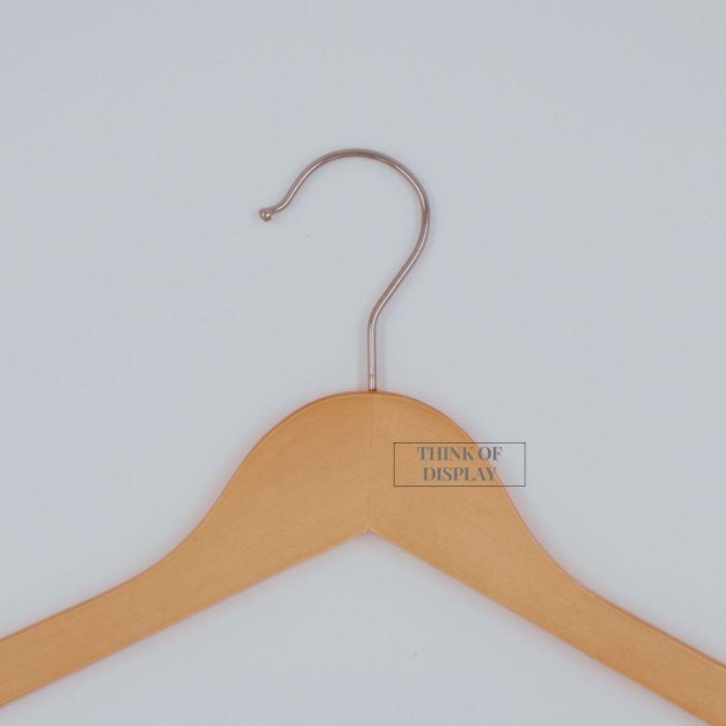 ไม้แขวนเสื้อไม้มีร่อง สีธรรมชาติ เคลือบเงา ไหล่ 44cm. - thumbnail 4