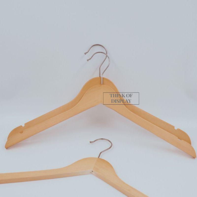 ไม้แขวนเสื้อไม้มีร่อง สีธรรมชาติ เคลือบเงา ไหล่ 44cm. - thumbnail 5