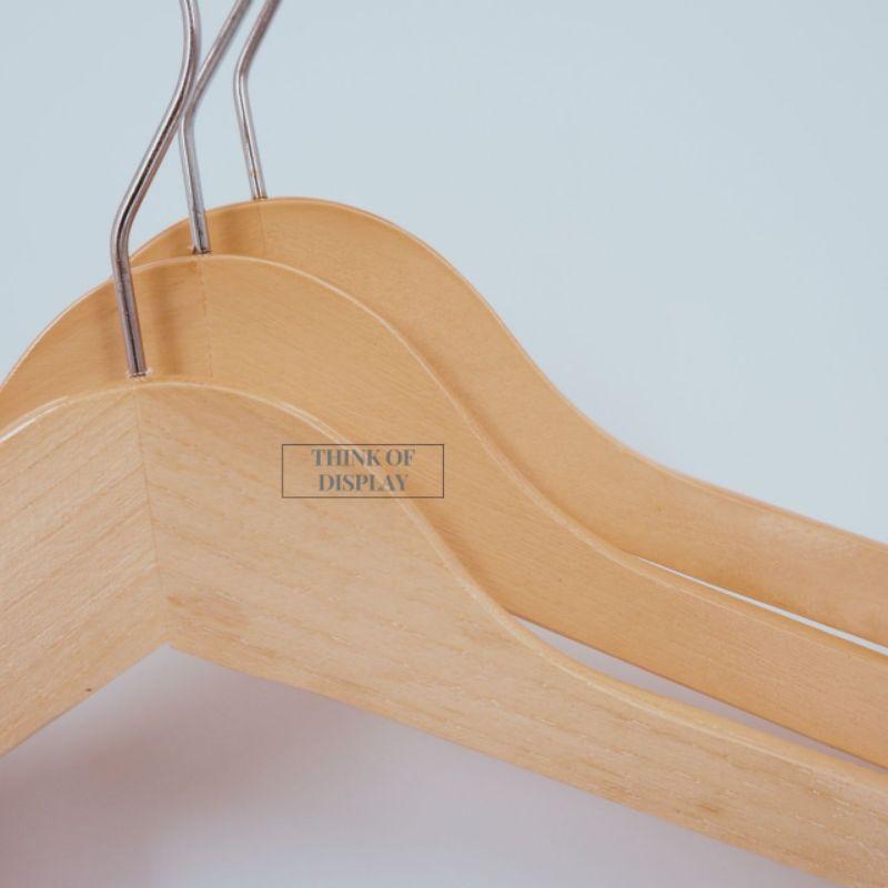 ไม้แขวนเสื้อไม้มีร่อง สีธรรมชาติ เคลือบเงา ไหล่ 44cm. - thumbnail 3