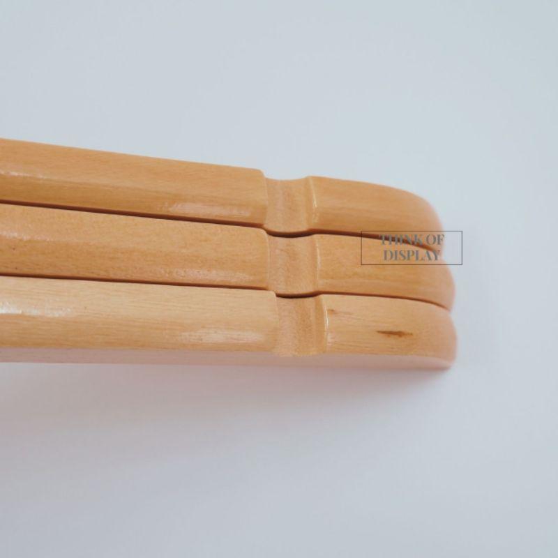 ไม้แขวนเสื้อไม้มีร่อง สีธรรมชาติ เคลือบเงา ไหล่ 44cm. - thumbnail 6
