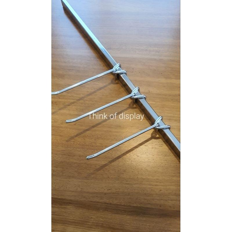 ตะขอแขนสินค้า CWT01 ยาว 6" สำหรับแป๊บเหลี่ยม 1/2"×1" แพ็คละ 1 อัน